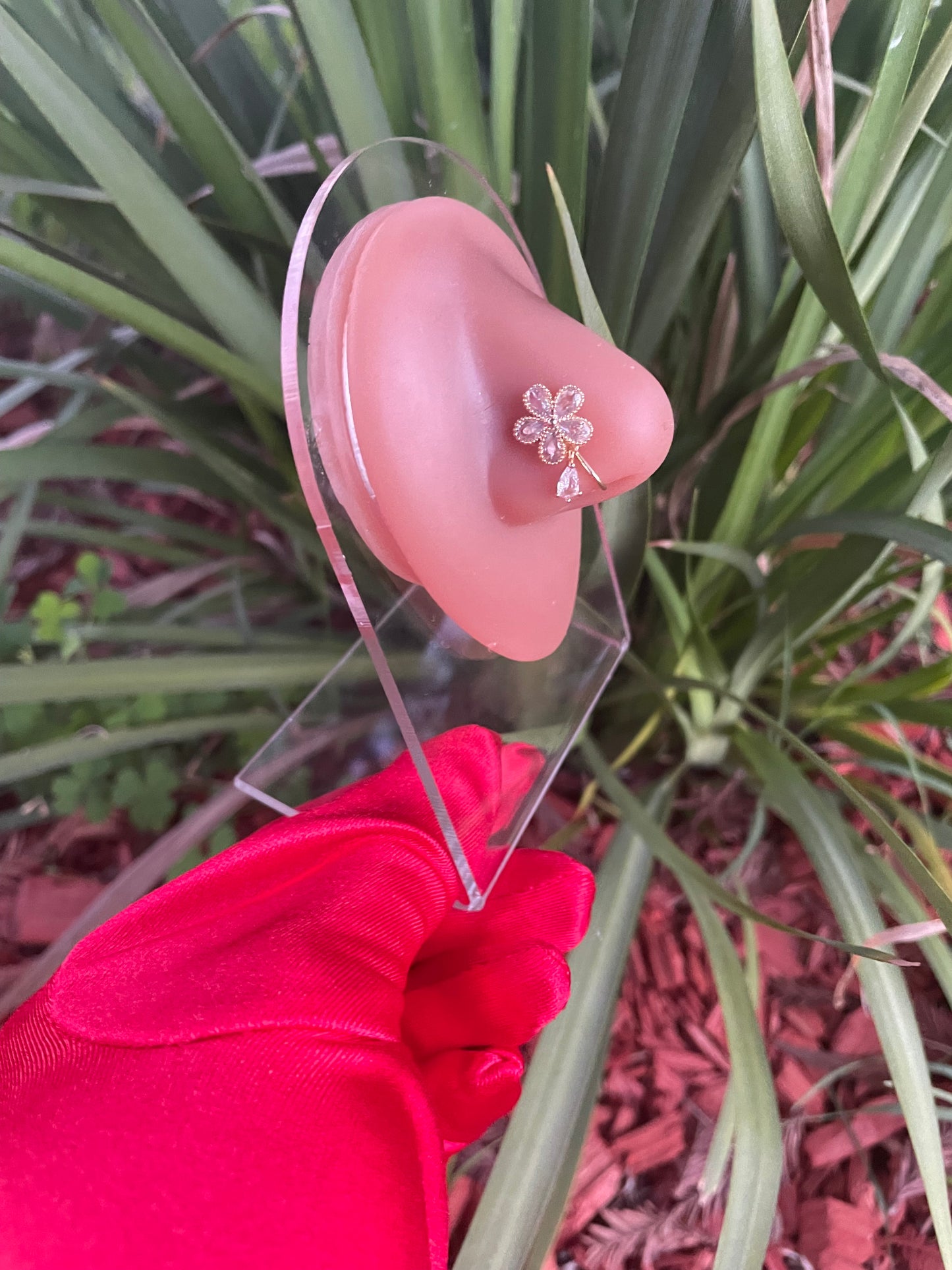 Rosea Vinca Non Piercing Nose Clip